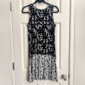 LOFT  sleeveless swing dress in floral pattern in size Small